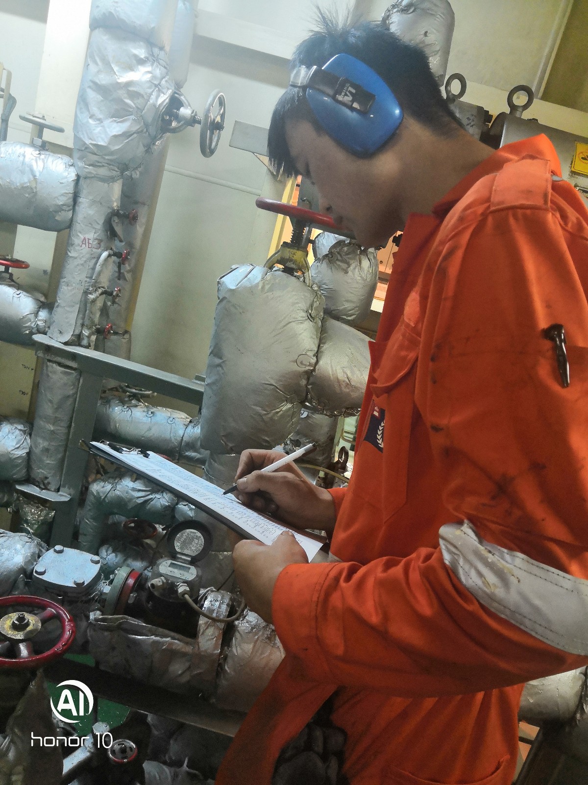 机舱工作1.jpg 机舱工作1.jpg