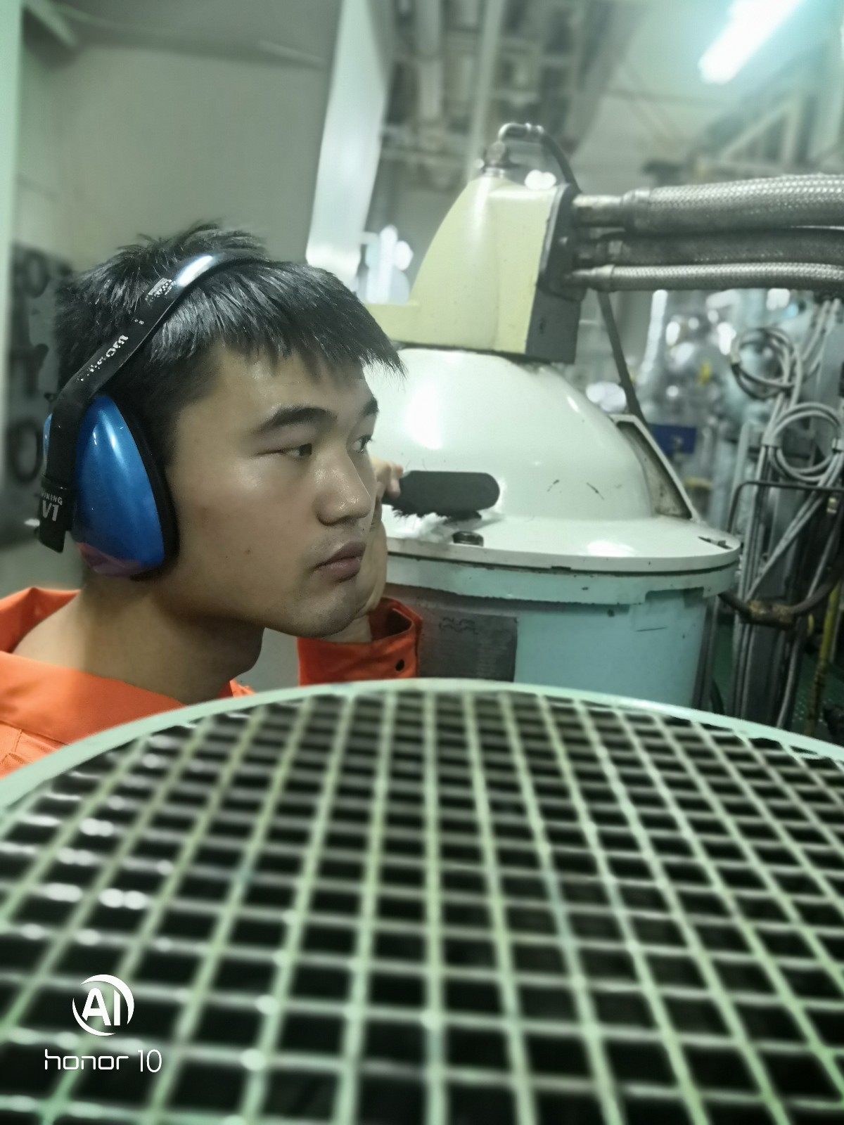 机舱工作2.jpg 机舱工作2.jpg